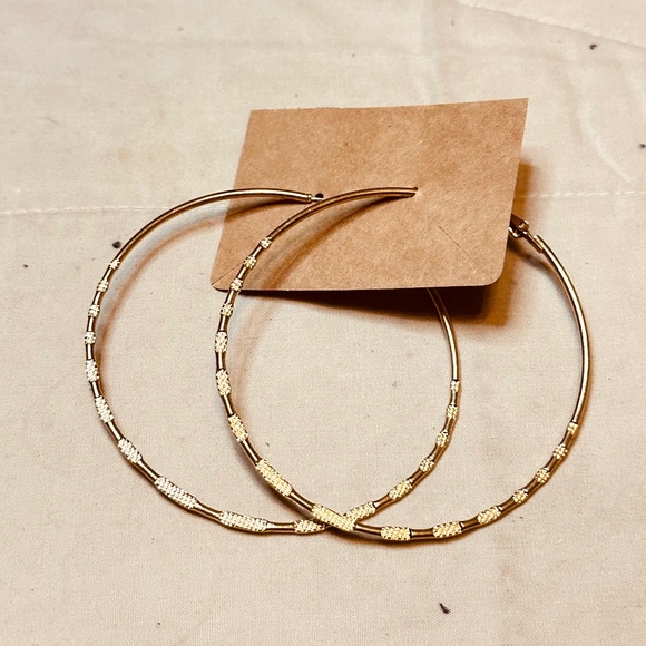 Gold Tone Large Hoop Earrings Alternating Between Polished & Textured Vintage - Picture 1 of 7